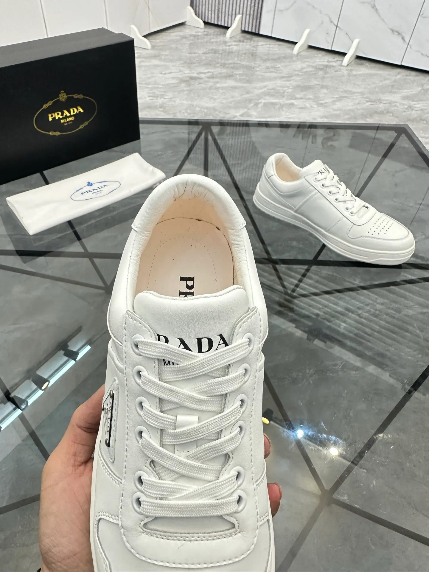 Men's shoes: 💰P400¥ Product trademark: Prada *"Prada*" low-top casual shoes Regular size: 38-44 (can be customized to 45) Product materials: imported cowhide upper, sheepskin lining, original outsole. Number: 020